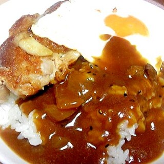 パリパリチキンと目玉焼きの親子カレー